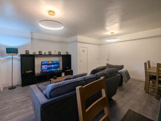 3-Bed Home with Patio Near Deansgate & City Centre - Manchester - 4