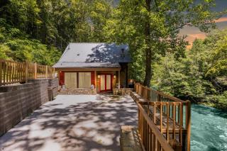 Very Secluded Breathtaking Riverfront, Game Room - Sevierville - 0