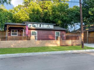 Stockyards Longhorn House, TCU close by - 9