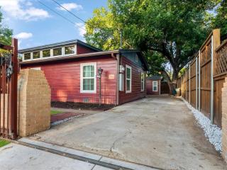 Stockyards Longhorn House, TCU close by - 6