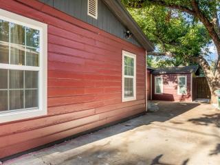 Stockyards Longhorn House, TCU close by - 3