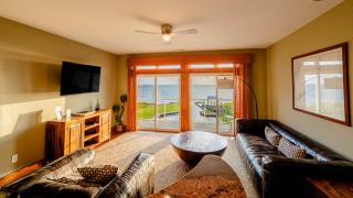 The Planet - Waterfront 3-Bedroom, 3-Bathroom Penthouse Suite at REAL Watersports - 9