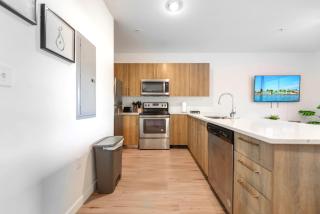 Spacious Modern Townhouse w Parking Included - 5