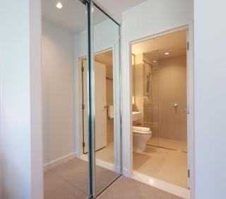 54D Flinders St Abnb-Style 2BR with Balcony, View & Free Parking - 1