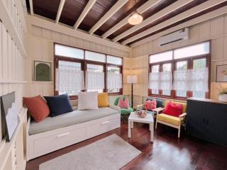 Rare Find! 80 yrs Heritage & Peaceful House in BKK - Bangkok Yai - 0