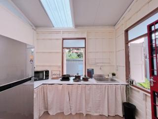 Rare Find! 80 yrs Heritage & Peaceful House in BKK - Bangkok Yai - 8