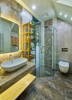 Designer Suite Centrally Located - 7