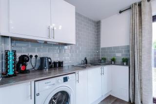NEW! 2BR with EV Charger, Parking, Near Manchester City - 7