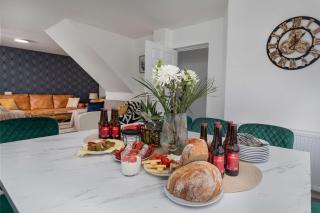 Contractor Friendly House with 9 beds - 9