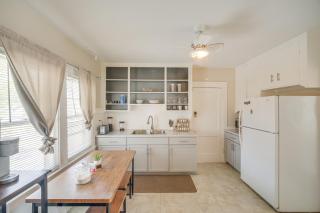 2 Mi to Zoo Charming Apt with Balcony in Cleveland - 8