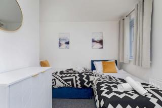 4 Bedroom House with 9 Beds and Free Parking, Sheffield - 1