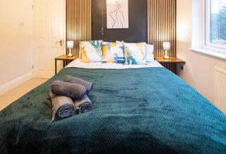 Modern 5-Bedroom Home, Guests 7, Secure Parking and Fast Wi-Fi, Ideal for Families & Contractors - 5