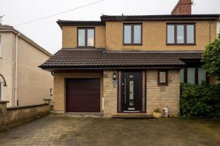 Comfortable 5-Bed House, 7 Beds, Ample Parking, High-Speed Internet, Contractor Friendly - 3