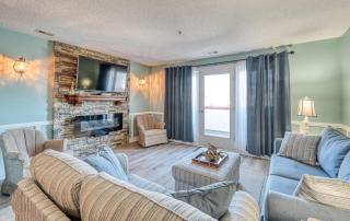 Oceanfront Resort Living with 3 pools, waterfall, restaurant - 9