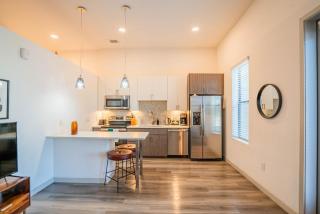 Boulevard Stays Modern Roosevelt Row Suite 1BR Pool Gym 1 - Phoenix - 2
