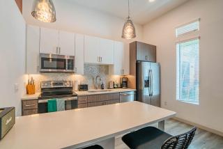 Boulevard Stays Modern Roosevelt Row Suite 1BR Pool Gym 2 - Phoenix - 2