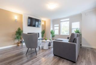 Soothing Minimalist Escape - Suite with Balcony & Fireplace - Vancouver - 0