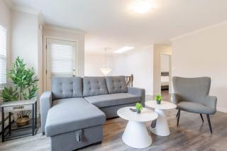 Soothing Minimalist Escape - Suite with Balcony & Fireplace - Vancouver - 9