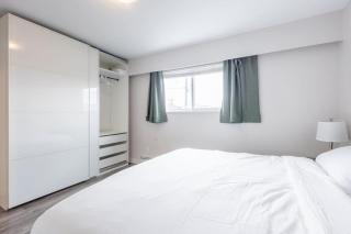 Soothing Minimalist Escape - Suite with Balcony & Fireplace - Vancouver - 5