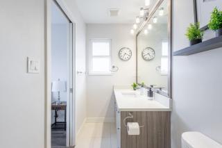 Soothing Minimalist Escape - Suite with Balcony & Fireplace - Vancouver - 4
