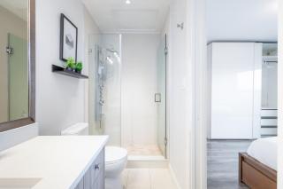 Soothing Minimalist Escape - Suite with Balcony & Fireplace - Vancouver - 3