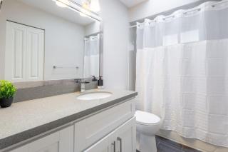 Soothing Minimalist Escape - Suite with Balcony & Fireplace - Vancouver - 1