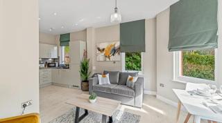 Stylish 2 Bedroom Apartment with Free Parking - Stockport - 5