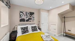 Stylish 2 Bedroom Apartment with Free Parking - Stockport - 4