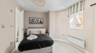 Stylish 2 Bedroom Apartment with Free Parking - 3