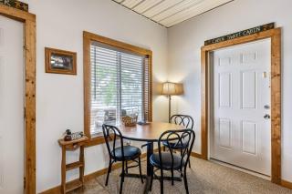 Quiet Riverfront Cabin with Boat Slip Family Friendly Stay in Decatur Nebraska Sleeps 9 - Onawa - 9