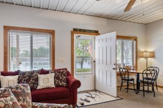 Quiet Riverfront Cabin with Boat Slip Family Friendly Stay in Decatur Nebraska Sleeps 9 - Onawa - 8