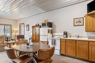 Quiet Riverfront Cabin with Boat Slip Family Friendly Stay in Decatur Nebraska Sleeps 9 - Onawa - 7
