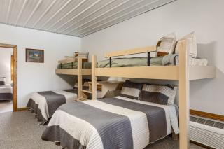 Quiet Riverfront Cabin with Boat Slip Family Friendly Stay in Decatur Nebraska Sleeps 9 - Onawa - 6