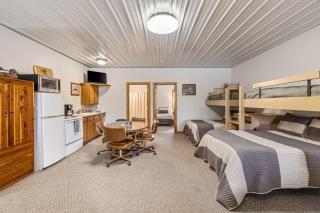 Quiet Riverfront Cabin with Boat Slip Family Friendly Stay in Decatur Nebraska Sleeps 9 - Onawa - 5