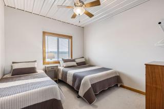 Quiet Riverfront Cabin with Boat Slip Family Friendly Stay in Decatur Nebraska Sleeps 9 - Onawa - 4