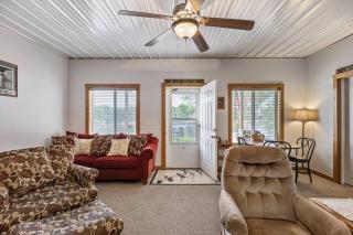 Quiet Riverfront Cabin with Boat Slip Family Friendly Stay in Decatur Nebraska Sleeps 9 - Onawa - 3