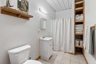 Quiet Riverfront Cabin with Boat Slip Family Friendly Stay in Decatur Nebraska Sleeps 9 - Onawa - 2