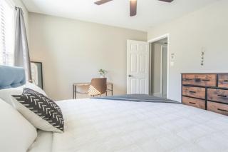 Boulevard Stays Tranquil 1BR King Suite Pool Gym Parking 03 - 5