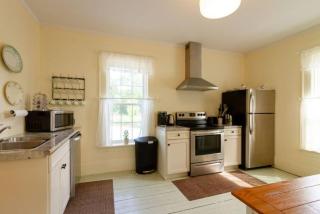 Central Picton Apartment, Sleeps 8; The Iron Horse - Picton - 7