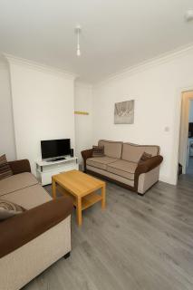 Contractor - 4 BR - City Central - WiFi - Parking - Beeston - 0