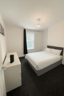 Contractor - 4 BR - City Central - WiFi - Parking - Beeston - 1