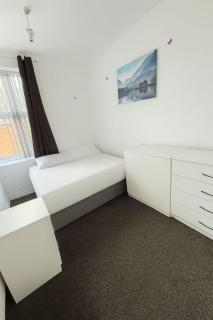 Contractor - 4 BR - City Central - WiFi - Parking - Beeston - 4