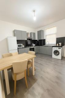 Contractor - 4 BR - City Central - WiFi - Parking - Beeston - 3