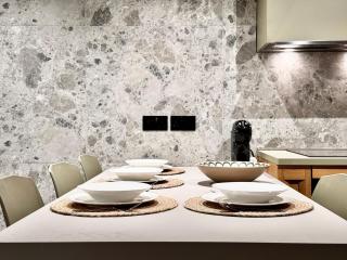 Exclusive Retreat off the Sea Front Promenade - 4