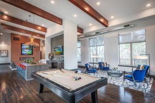 Boulevard Stays Trail Access Plus Parking Pool and Gym - 2