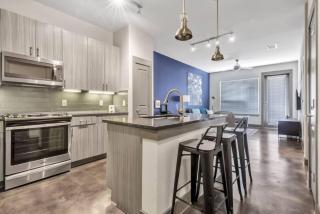 Boulevard Stays Elegant 1BR Pool Gym Parking - 1