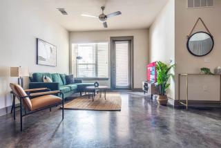 Boulevard Stays Luxurious 2BR King Suite Pool Parking Gym - 0