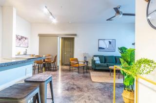 Boulevard Stays Luxurious 2BR King Suite Pool Parking Gym - 3