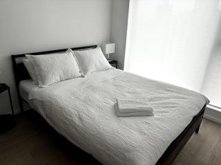 Urban Retreat 2BR Condo with Stunning City View - Vancouver - 3