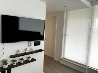 Urban Retreat 2BR Condo with Stunning City View - Vancouver - 9